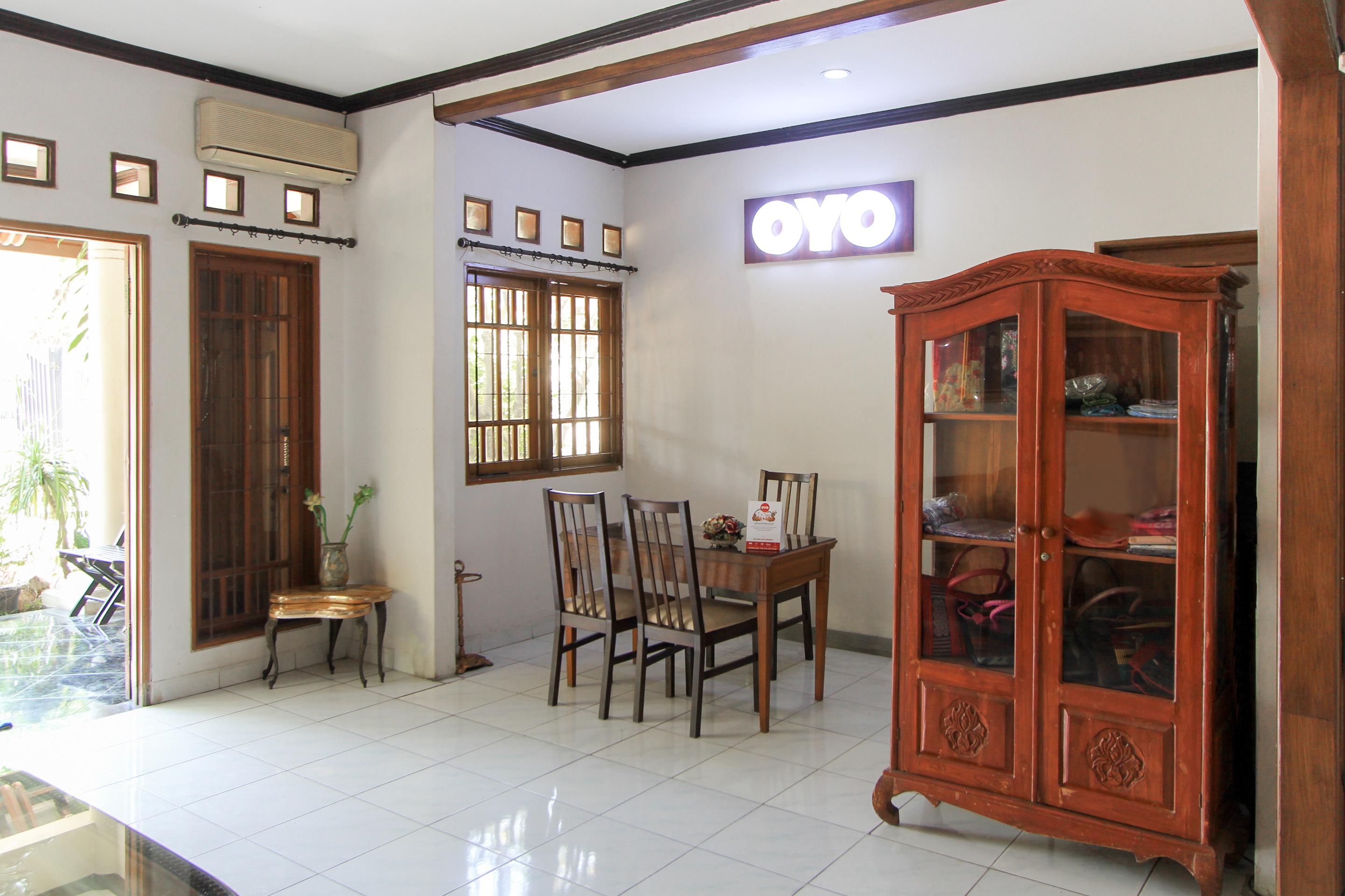 Santo Guest House Tropodo Brebek Exterior foto