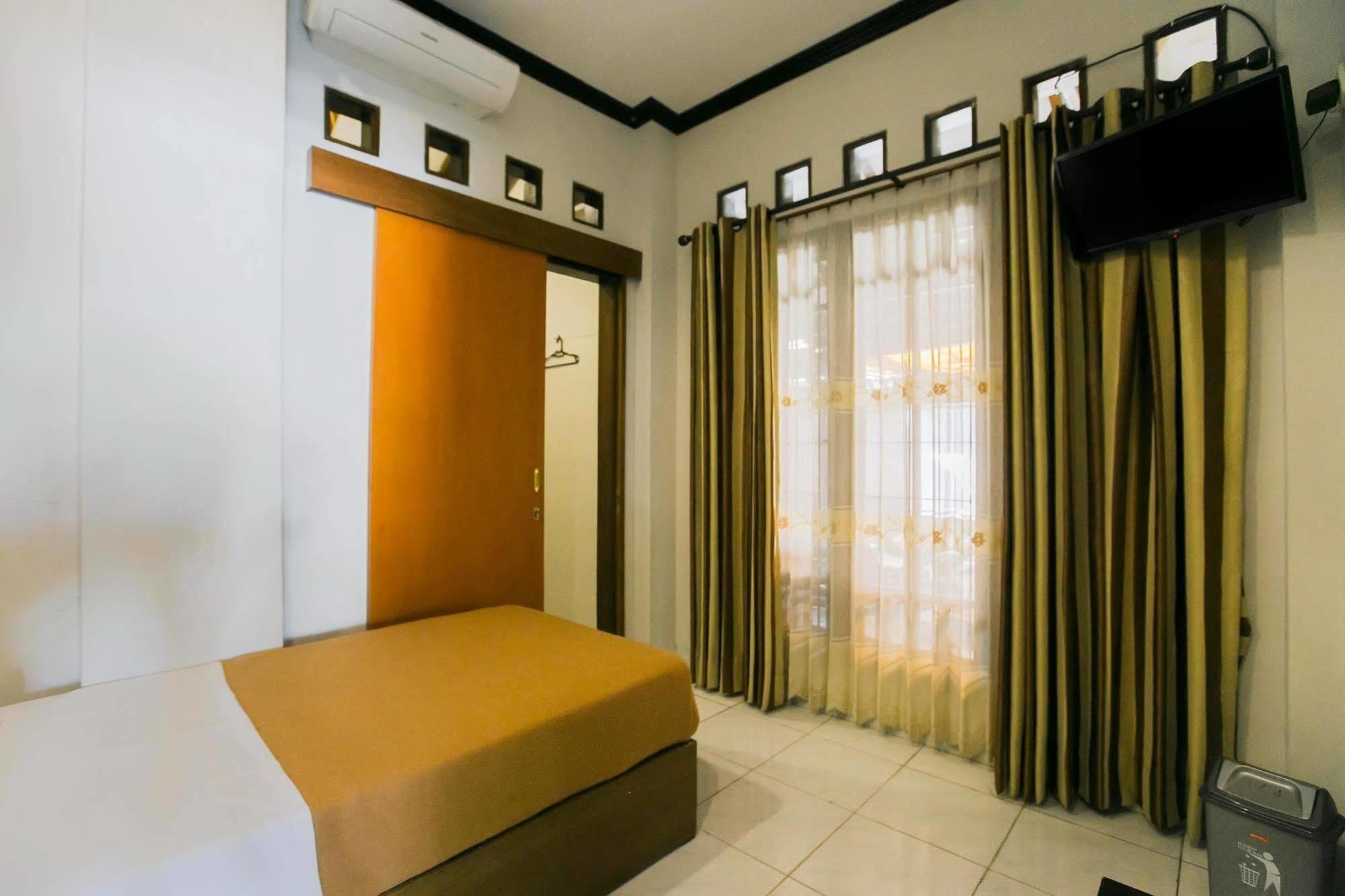 Santo Guest House Tropodo Brebek Exterior foto